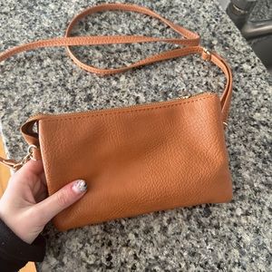 Brown leather cross body purse with multiple pockets!!
